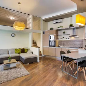 https://spacious-stylish-apartment-in-downtown-budapest.inbudapesthotels.com